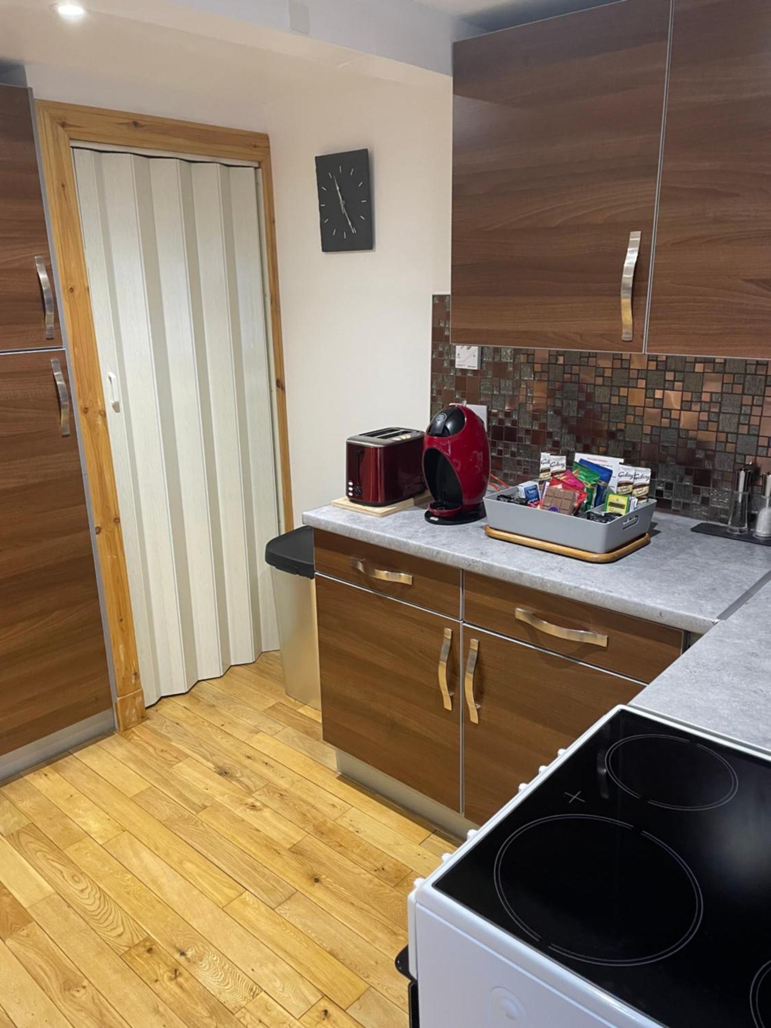 The Mews 2 Bedroom With Private Parking 오반 외부 사진